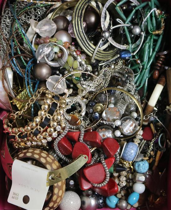 A quantity of mixed costume jewellery